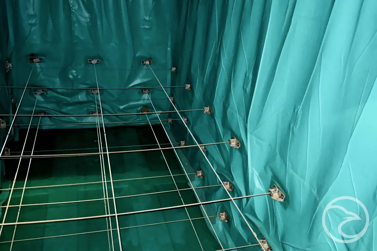 Internal seams in modular tank system interacting with liner