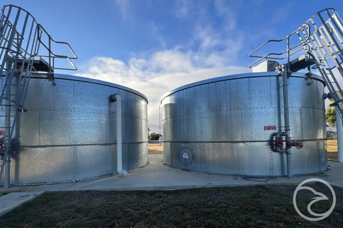 Internal bracing system in bolted water tank